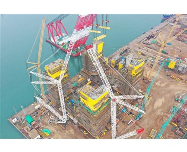 全球首个万吨级半潜式储油平台船体建造完工